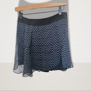 Club Monaco size 2. Preowned in good condition. Slit on the side.